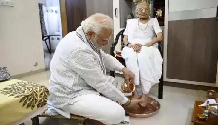 தாயாரின் 100வது பிறந்தநாளையொட்டி, ஆசிபெற்ற பிரதமர் மோடி..
