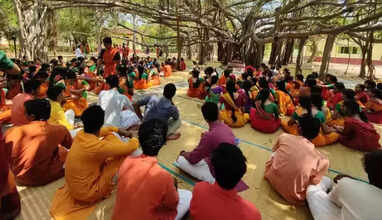 கலாஷேத்ரா ஆசிரியர்களை உடனடியாகக் கைது செய்க - சீமான் வலியுறுத்தல்..