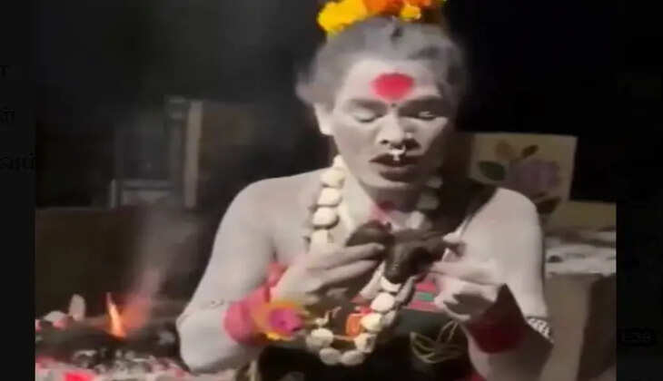 சுடுகாட்டில் எரியும் பிணத்திலிருந்து உடல் உறுப்புகளை சுட சுட எடுத்து சாப்பிடும் &rsquo;அகோரி&rsquo;- பதறவைக்கும் வீடியோ