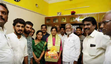 UPSC தேர்வில் தமிழ்நாடு அளவில் முதல் இடம் பிடித்த மாணவிக்கு, அமைச்சர் சேகர் பாபு வாழ்த்து