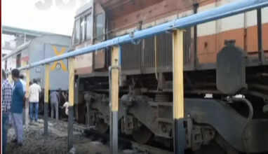 ரயில் ஓடிக்கொண்டிருக்கும்போதே தீடிரென கழன்ற சக்கரம்! தடம் புரண்டு பெரும் விபத்து