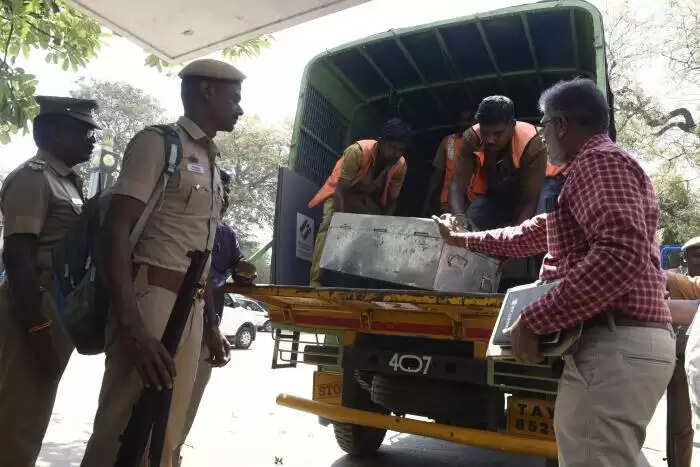 பலத்த பாதுகாப்புடன் வாக்குச் சாவடிகளுக்கு அனுப்பப்படும் மின்னணு வாக்குப்பதிவு இயந்திரங்கள்..