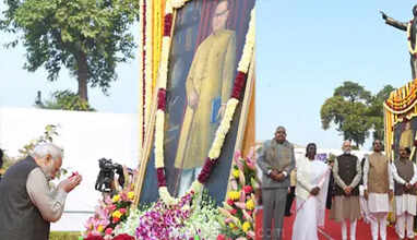 அம்பேத்கர் நினைவு நாள் : நாடாளுமன்றத்தில் பிரதமர் மோடி, ஜனாதிபதி அஞ்சலி..