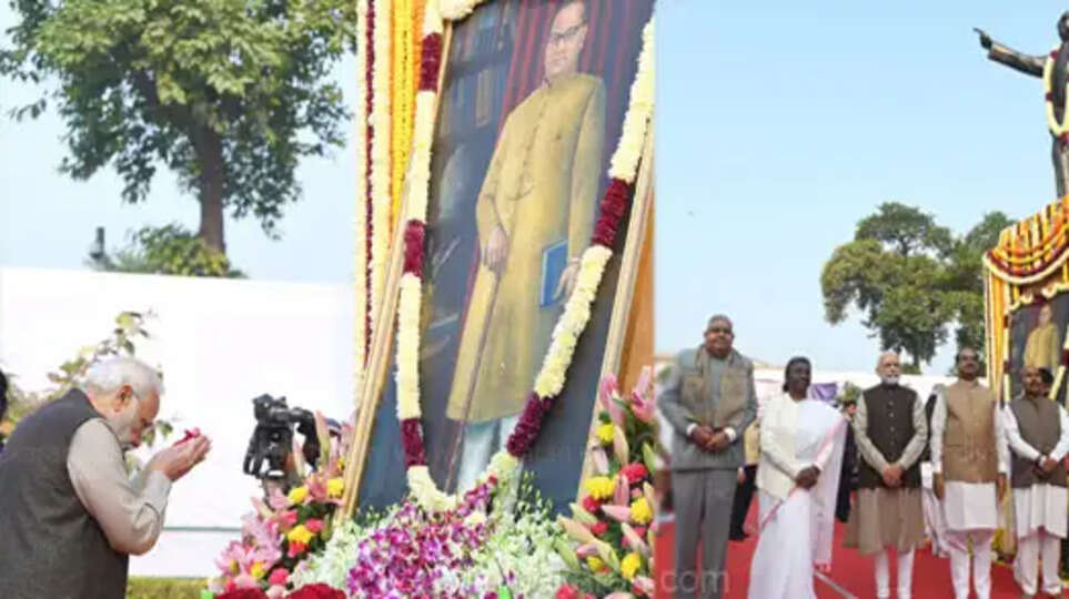 அம்பேத்கர் நினைவு நாள் : நாடாளுமன்றத்தில் பிரதமர் மோடி, ஜனாதிபதி அஞ்சலி..