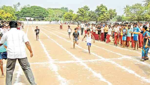 ரூ. 250 கோடி செலவில் கார் ரேஸ்.. ஆனா 250 மாணவர்களுக்கு ஒரு உடற்கல்வி ஆசிரியர் நியமிக்கப் பணமில்லையா? - சீமான் காட்டம்.. 