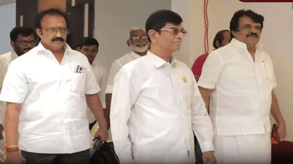 விஜய்யை விடாமல் துரத்தும் காங்கிரஸ்