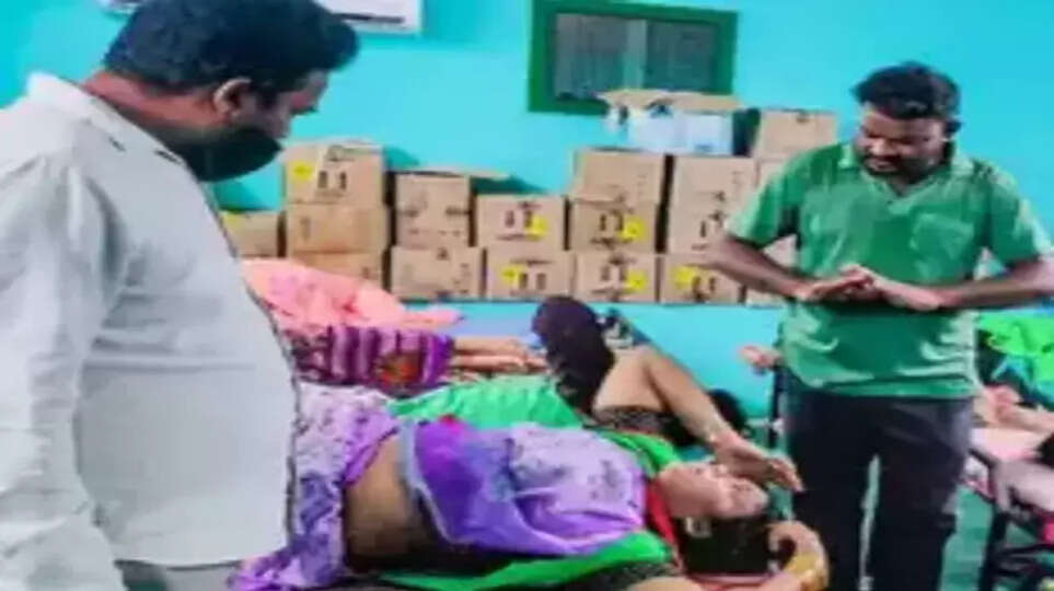  ஆந்திராவில் விஷ வாயு கசிவு - 50 பெண்கள்  மருத்துவமனையில் அனுமதி.. 