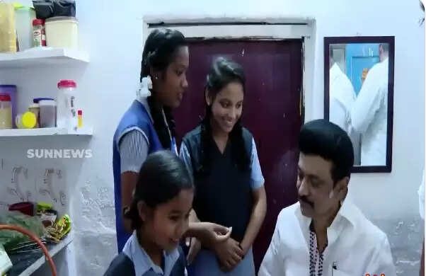 நரிக்குறவர் இன மக்கள் வீட்டில் காலை உணவருந்திய முதல்வர் ஸ்டாலின்..