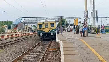 சென்னை - கும்மிடிப்பூண்டி மார்க்கத்தில் புறநகர் ரயில் சேவை பாதிப்பு.. பொதுமக்கள் தவிப்பு..