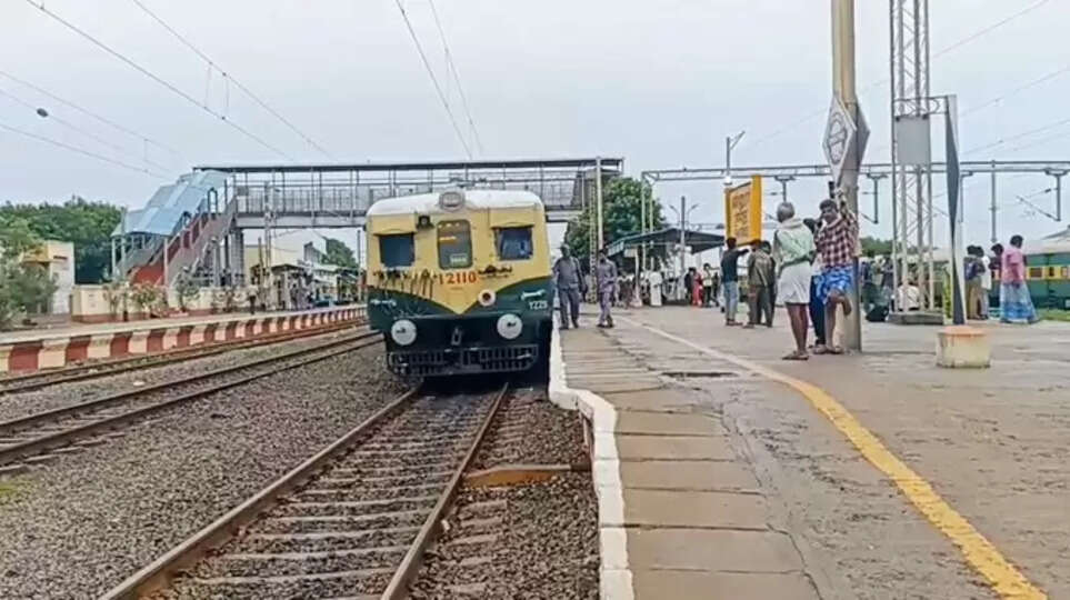 சென்னை - கும்மிடிப்பூண்டி மார்க்கத்தில் புறநகர் ரயில் சேவை பாதிப்பு.. பொதுமக்கள் தவிப்பு..