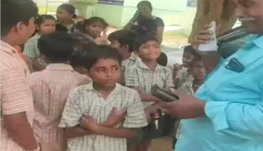 தலைமை ஆசிரியரை பிரிய மனமின்றி கண்ணீர் விட்டு கதறி அழுதபடி மாணவர்கள்