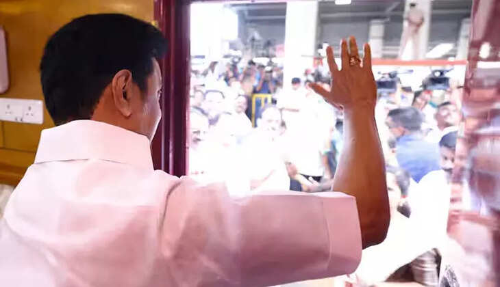 CM Stalin in train