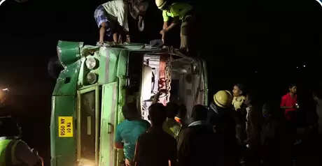 பேருந்து கவிழ்ந்து விபத்து