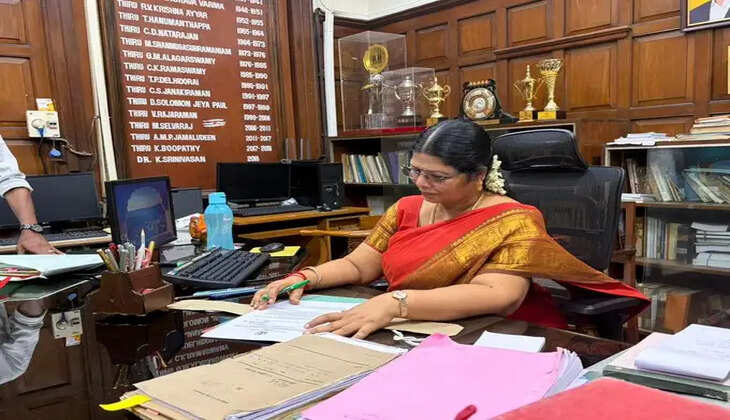 தமிழக சட்டமன்றத்தின் முதல் பெண் செயலாளர் சாந்தி பதவியேற்றார்