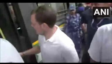 # BREAKING டெல்லியில் ராகுல் காந்தி உள்ளிட்ட எம்.பிக்கள் கைது..!!