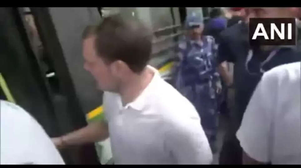 # BREAKING டெல்லியில் ராகுல் காந்தி உள்ளிட்ட எம்.பிக்கள் கைது..!!