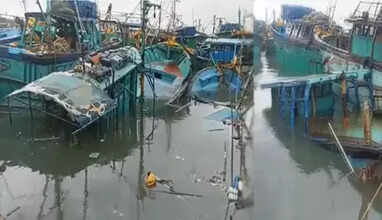 புரட்டிப்போட்ட புயல்.. காசிமேடு துறைமுகத்தில் 100 படகுகள் சேதம்..