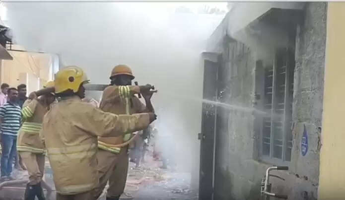 கோவில்பட்டியில் பட்டாசு வெடித்ததில் ஏற்பட்ட தீப்பொறியால் எரிந்த தீப்பெட்டி ஆலை