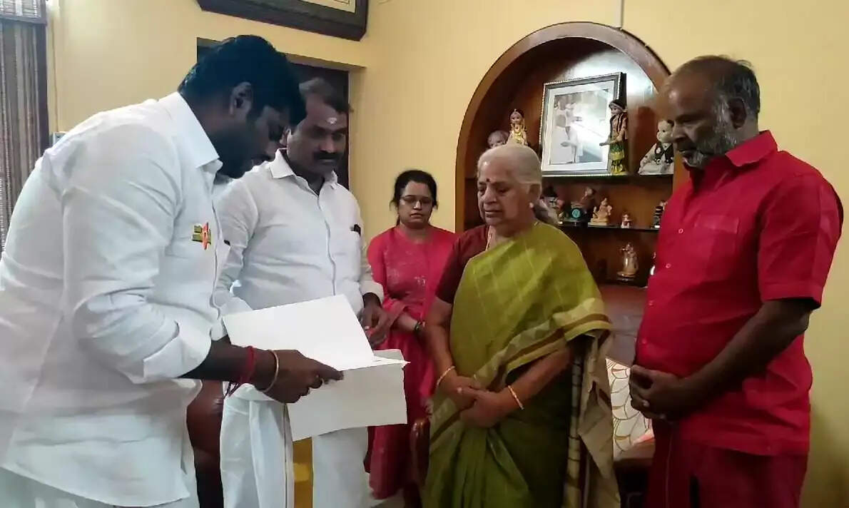 பங்காரு அடிகளார் மனைவியிடம் பிரதமர் அளித்த கடிதத்தை வழங்கிய அண்ணாமலை