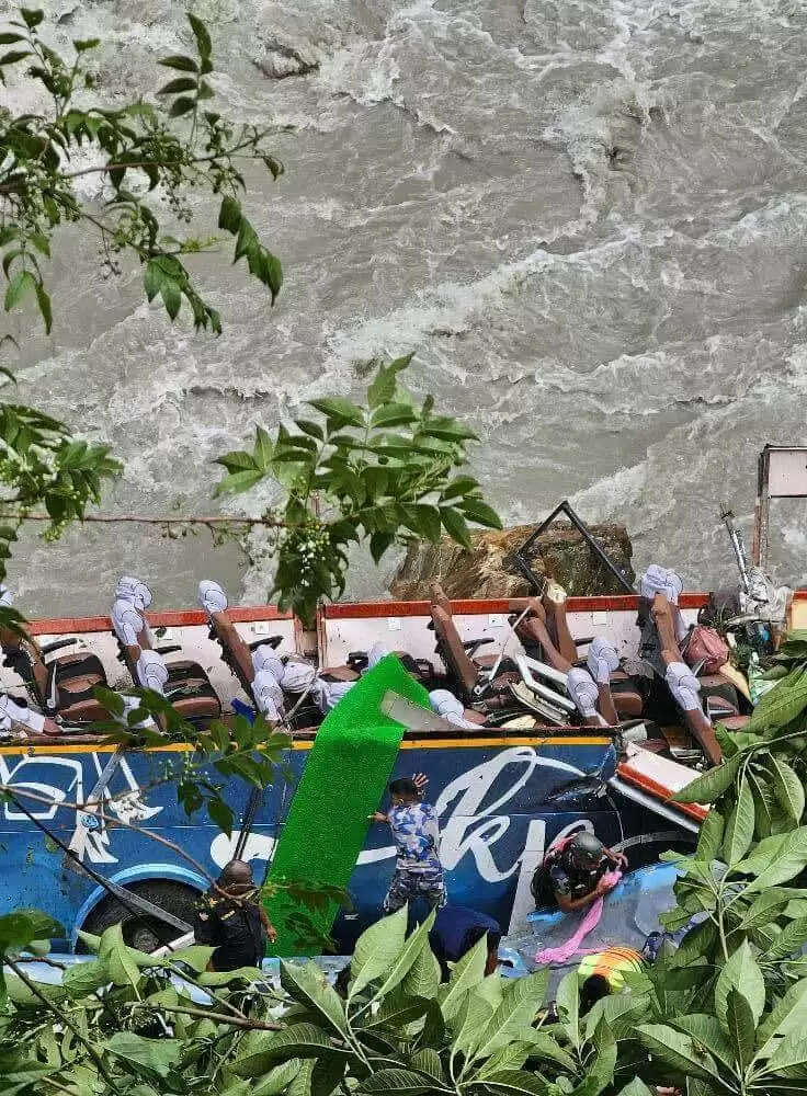 நேபாளத்தில் பேருந்து கவிழ்ந்து விபத்து.. 40 இந்தியர்களின் நிலை என்ன?