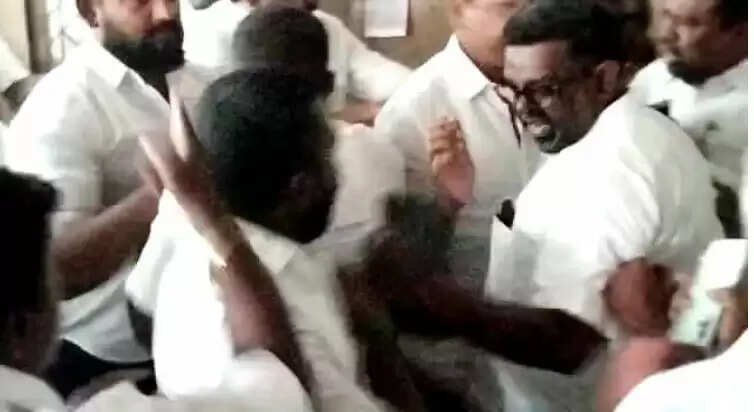 ஆட்சியரை கீழே தள்ளி அராஜக செயல் - சசிகலா கண்டனம்..