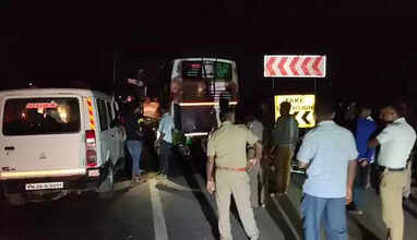 ராசிபுரம் : விபத்து  சீரமைப்பு பணியில் ஈடுபட்டிருந்த காவலர்கள் ; சுற்றுலா வேன் மோதி பலி.. 