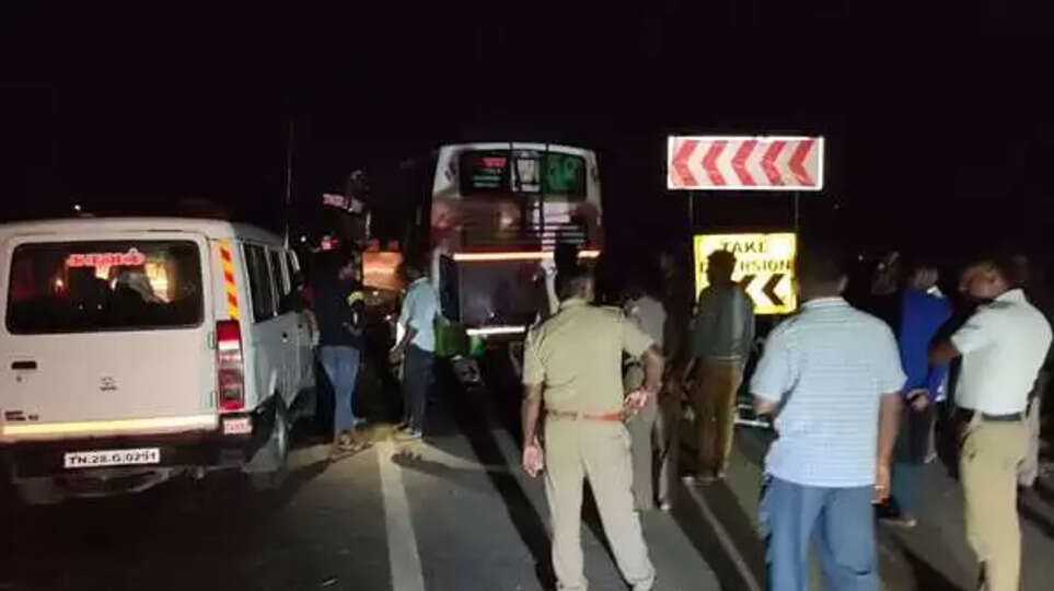 ராசிபுரம் : விபத்து  சீரமைப்பு பணியில் ஈடுபட்டிருந்த காவலர்கள் ; சுற்றுலா வேன் மோதி பலி.. 