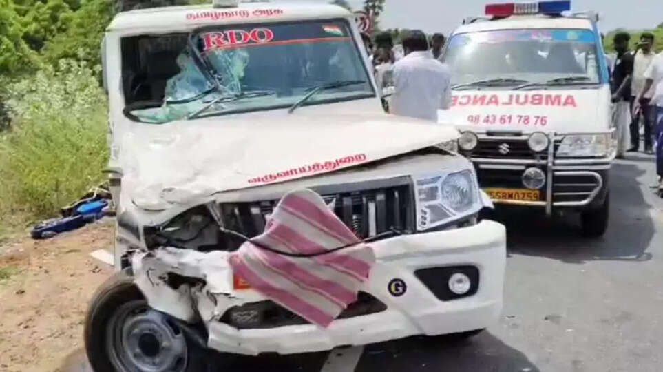 பைக் மீது வருவாய் கோட்டாட்சியர் கார் மோதி விபத்து- 2 பேர் சம்பவ இடத்திலேயே பலி