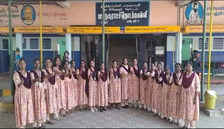 பள்ளிக்கு&nbsp;சுடிதார் அணிந்து வந்த ஆசிரியைகள்