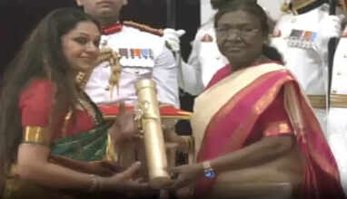 நடிகையும் நடன கலைஞருமான ஷோபனாவுக்கு பத்ம பூசன் விருது வழங்கிய குடியரசுத் தலைவர்