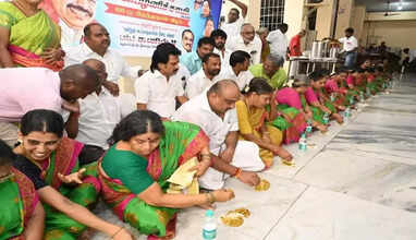 பழனிசாமி மீண்டும் முதல்வராக வேண்டி,  மண்சோறு சாப்பிட்ட முன்னாள் அமைச்சர் உள்ளிட்ட தொண்டர்கள்..