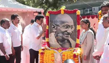 காந்தி சிலைக்கு முதல்வர் ஸ்டாலின் மலர்த்தூவி மரியாதை..!