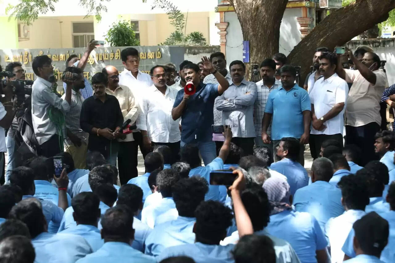 இவர்களை உடனடியாக பணி நிரந்தரம் செய்ய வேண்டும்.. - சீமான் கோரிக்கை..