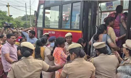 #BREAKING : சென்னையில் 25வது நாளாக ஆசிரியர்கள் போராட்டம்: குண்டுக்கட்டாக கைது..!