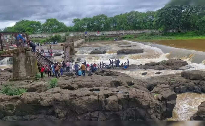 புனேவில் வெள்ளத்தில் அடித்துச் செல்லப்பட்ட ஆற்றுப்பாலம்.. 6 பேர் பலி.. 30 பேர் மாயம்..