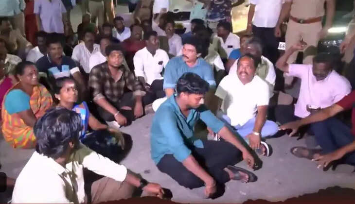 அதிமுக வேட்பாளர் வளர்மதி பணப்பட்டுவாடா செய்ததாக புகார்; சாலை மறியலில் ஈடுபட்ட திமுகவினர்