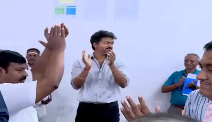 "இரவு முழுவதும் விழித்திருந்து சிறப்பாகச் செயல்பட்டீர்கள்"-அதிகாரிகளைக் கைதட்டிப் பாராட்டிய விஜய்!