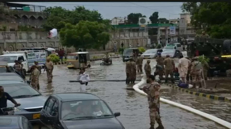 பாகிஸ்தானில் கொட்டித்தீர்க்கும் கனமழை - 937 பேர் பலி ; தேசிய அவசர நிலை அறிவிப்பு....