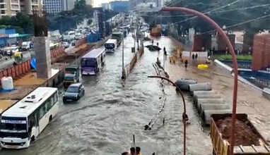 Heavy rain in Bengaluru roads flooded traffic hit