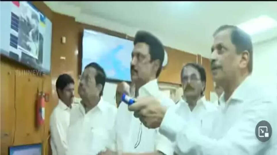  மாநில அவசர கட்டுப்பாட்டு மையத்தில் முதலமைச்சர் மு.க.ஸ்டாலின் திடீர் ஆய்வு..