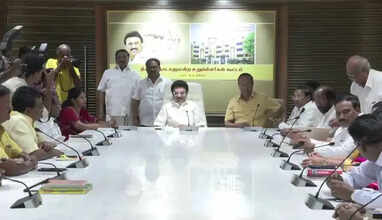 தொகுதி மறுவரையறை, நிதிப்பகிர்வு, மும்மொழிக் கொள்கை ஆகியவற்றில் தேசிய அளவிலான கவனத்தை ஈர்க்க அனைத்து எம்.பி.க்களும் ஒன்றுபட்டு செயலாற்றிட வேண்டும் என்று முதலமைச்சர் மு.க.ஸ்டாலின் எம்பிக்கள் கூட்டத்தில் அறிவுரை வழங்கியுள்ளார்.  நாடாளுமன்ற பட்ஜெட் கூட்டத் தொடரின் 2-வது அமர்வு நாளை (மார்ச் 10) தொடங்கி, ஏப்ரல் 4-ம் தேதி வரை நடைபெற உள்ளது. இந்நிலையில், இதுகுறித்து ஆலோசிக்கும் வகையில், சென்னை அண்ணா அறிவாலயத்தில் முதல்வர் மு.க.ஸ்டாலின் தலைமையில் திமுக எம்.பி.க்கள் கூட்டம் நடைபெற்றது. இந்தக் கூட்டத்தில் பேசிய முதலமைச்சர் மு.க.ஸ்டாலின், &ldquo;  நாம் நடத்திய ஒரே ஒரு அனைத்துக்கட்சிக் கூட்டம்  இந்தியா முழுக்க நம்மை நோக்கி கவனத்தை திருப்பி இருக்கிறது. தொகுதி மறுவரையறையால் பாதிக்கப்படவுள்ள ஆந்திரா, கர்நாடகா, கேரளா, தெலங்கானா, ஒடிசா, மேற்கு வங்கம், பஞ்சாப் ஆகிய 7 மாநிலங்களில் உள்ள 29 கட்சிகளுக்கும், முதலமைச்சர்களுக்கும் நான் கடிதம் அனுப்பி இருக்கிறேன். ஒவ்வொரு மாநிலத்துக்கும் தலா நம் சார்பில் ஒரு அமைச்சர், ஒரு எம்.பி. அடங்கிய குழு சென்று இந்த கருத்தை விளக்க வேண்டும்.    தொகுதி மறுவரையறை பிரச்சினையில் நமக்கான உரிமைய பெற இது ஒரு தொடக்கம்தான். நம் கோரிக்கைகள் முழுமையா வெற்றியடையும் வரை இந்த போராட்டமும் முன்னெடுப்பும் தொடர வேண்டும். தொகுதி மறுவரையறை, நிதிப்பகிர்வு, மும்மொழிக் கொள்கை வழியா இந்தி மொழித் திணிப்புனு தொடர்ச்சியா நம்மள பா.ஜ.க. அரசு வஞ்சிக்கிறது. இவற்றில் தேசிய அளவிலான கவனத்தை ஈர்க்க அனைத்து எம்.பி.க்களும் ஒன்றுபட்டு செயலாற்றிட வேண்டும். தொகுதி மறுவரையறை என்பது தனிப்பட்ட ஒரு கட்சியின் பிரச்சனை இல்லை. தமிழ்நாட்டின் பிரச்சனை. பல மாநிலங்களின் பிரச்சனை. எனவே திமுக எம்பிக்கள் தமிழ்நாட்டின் அனைத்துக் கட்சி எம்பிக்களையும் ஒருங்கிணைத்து முன்னெடுப்புகளை டெல்லியில் மேற்கொள்ள வேண்டும். உடனடியாக டெல்லியில் தமிழ்நாட்டுஎம்பிக்களின் கூட்டத்தை நடத்தி அவர்களது கருத்துகளையும் கேட்டு செயலாற்றிட வேண்டும்.    மும்மொழிக் கொள்கை பிரச்சினையில், நம் வாதங்களை மிக எச்சரிக்கையோட வைக்கணும். இந்தித் திணிப்பைத்தான் நாம எதிர்க்குறோமே தவிர இந்தி மொழியையோ, அந்த  மக்களையோ இல்லை. அதனால், இந்தி உட்பட எந்த  மொழி குறித்தும் வீண் விமர்சனங்கள் வேண்டாம். &ldquo;எங்கள் மாநிலத்தில் இருமொழிக் கொள்கை மூலமா அடைந்திருக்கும் வளர்ச்சியைப் பாருங்கள் - உலகம் முழுக்க தமிழ்நாட்டு இளைஞர்கள் சென்று பெரிய பொறுப்புகளில் இருப்பதை கவனியுங்கள் &rdquo;- என அவர்களும் நம் தரப்பு நியாயத்த புரிஞ்சிக்குற மாதிரி பேசுங்க. &ldquo;இந்தி படிக்கலன்னா நிதி தர மாட்டோம்னு சொல்றது சர்வாதிகாரம் இல்லையா?&rdquo; என்பதுதான் நம் கேள்வியாக இருக்க வேண்டும். நாடாளுமன்றக் கூட்டம் நடக்கும் போது அனைத்து திமுக எம்பிக்களும் தவறாமல் அவையில் இருக்க வேண்டும். மாநிலத்தின் உரிமைகளுக்காகவும், மக்களின் நலனுக்காவும் தி.மு.க. எம்பிக்கள் இருக்கிறார்கள் என்ற எண்ணத்தை மக்களிடம் உருவாக்கும் வகையில் நாடாளுமன்ற உறுப்பினர்களின் செயல்பாடுகள் இருக்க வேண்டும்&rdquo; என்றார்.