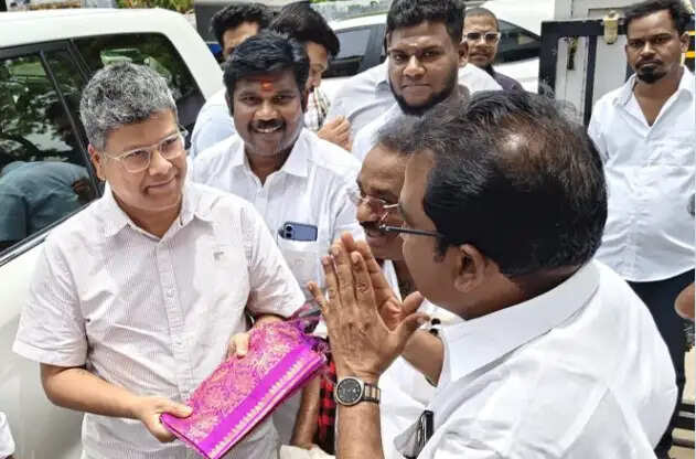 திமுக வேட்பாளருக்கு ஆதரவாக களமிறங்கிய சபரீசன்- கடந்தமுறை விட்டதை பிடிக்கணும் என அறிவுரை