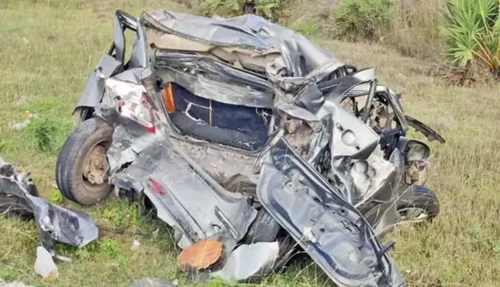 கார் மீது லாரி மோதி விபத்து.. ஓரே குடும்பத்தைச் சேர்ந்த 4 பேர் பலி..