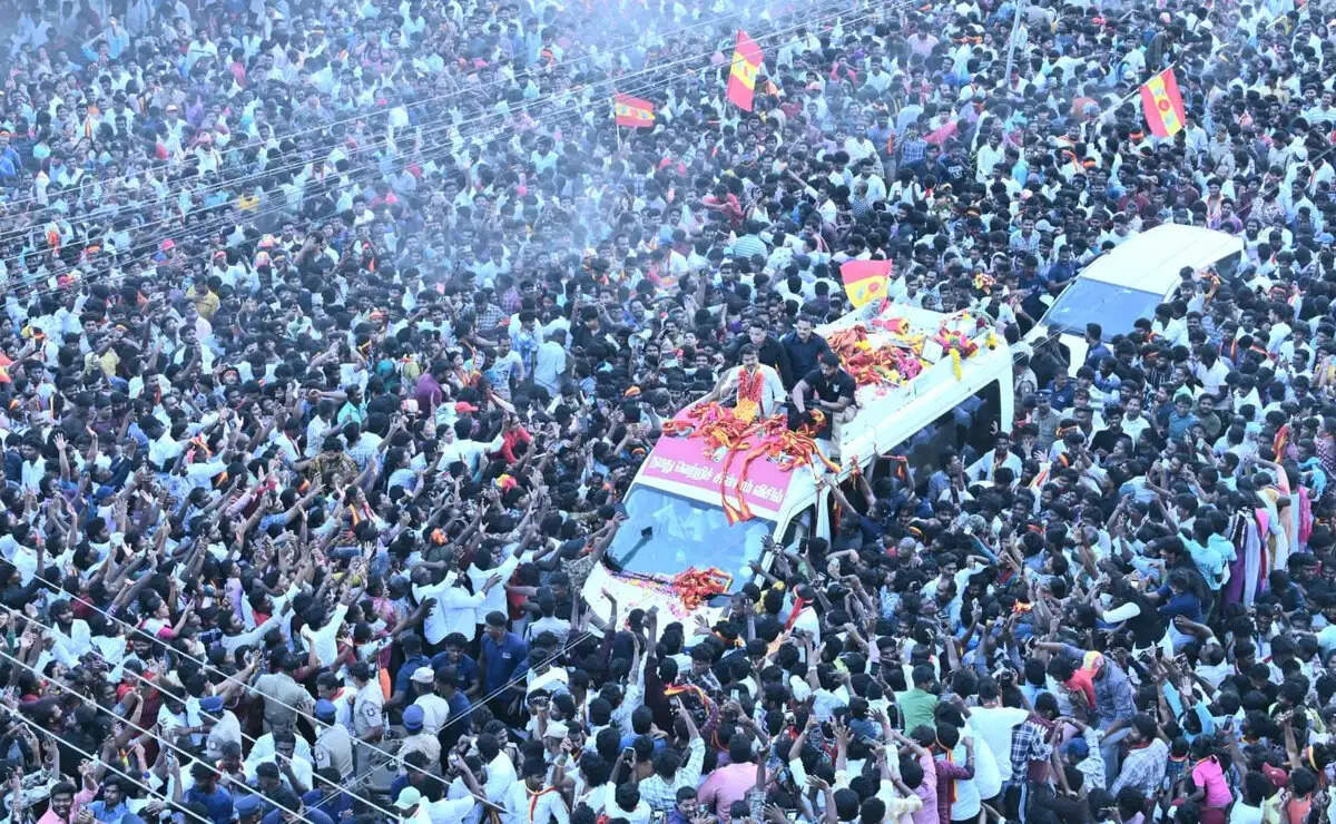 விஜய் பரப்புரையில் விதிமீறல்- தவெக நிர்வாகிகள் 11 பேர் மீது வழக்குப்பதிவு