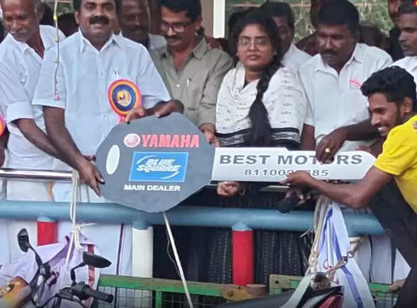 அலங்காநல்லூர் ஜல்லிக்கட்டில் முதலிடம் பிடித்த கார்த்திக்கு கார் பரிசு