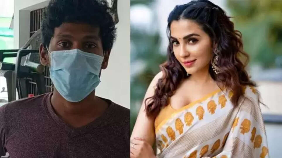 நடிகை பார்வதி நாயர் மீது புகார்