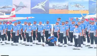 விமானப்படை அணிவகுப்பு நிகழ்வின்போது மயங்கிய வீரர்கள்.. ஸ்ட்ரெச்சரில் தூக்கிச் சென்ற சக வீரர்கள்..! 