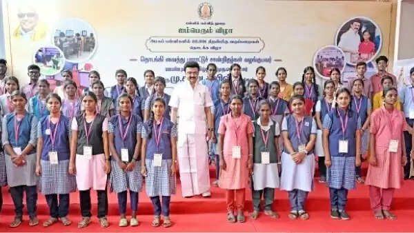நாட்டின் முன்னணி உயர் கல்வி நிறுவனங்களில் சேரும் அரசுப் பள்ளி மாணவர்களுக்கு கல்விச் செலவை அரசே ஏற்கும்