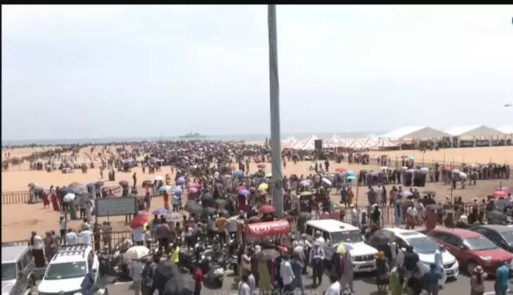 விமான சாகசத்தைக் காண குவிந்த மக்கள்..! கடற்கரை சாலையில் கடும் போக்குவரத்து நெரிசல்..