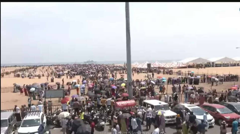 விமான சாகசத்தைக் காண குவிந்த மக்கள்..! கடற்கரை சாலையில் கடும் போக்குவரத்து நெரிசல்..